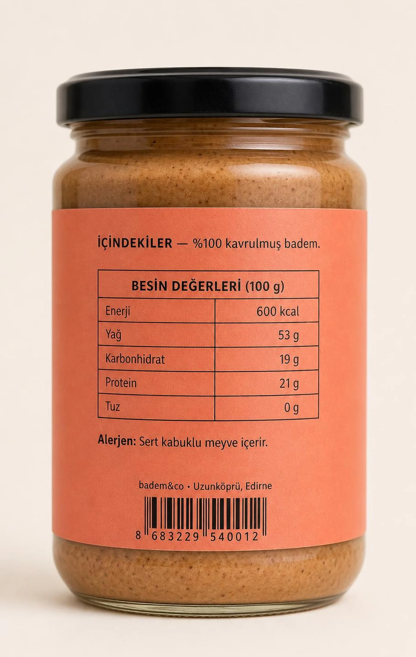 Badem Ezmesi paketinin arka yüzü: "Kaşığa gelen hali biraz daha güzel." satırı, besin değerleri tablosu, içindekiler, alerjen uyarısı, saklama koşulları, menşe, üretici, lot/TETT ve barkod alanları