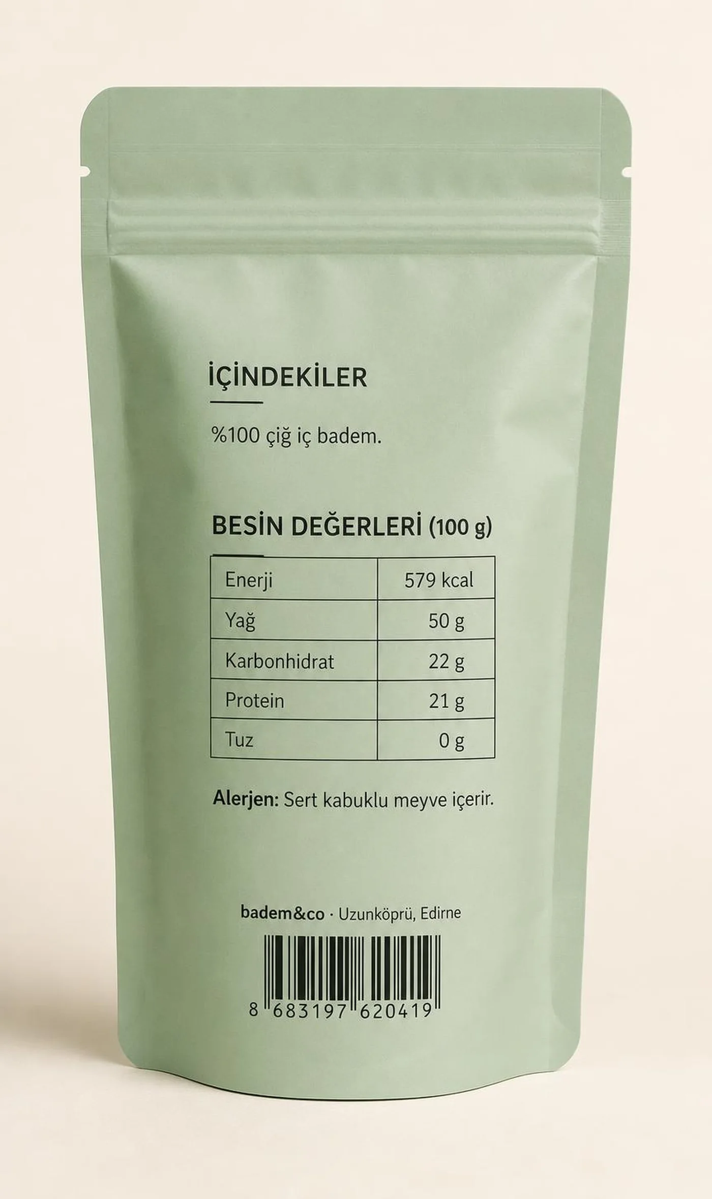 Çiğ Badem İçi paketinin arka yüzü: "Dalından ayırdığımız bademin en yalın hali." satırı, besin değerleri tablosu, içindekiler, alerjen uyarısı, saklama koşulları, menşe, üretici, lot/TETT ve barkod alanları