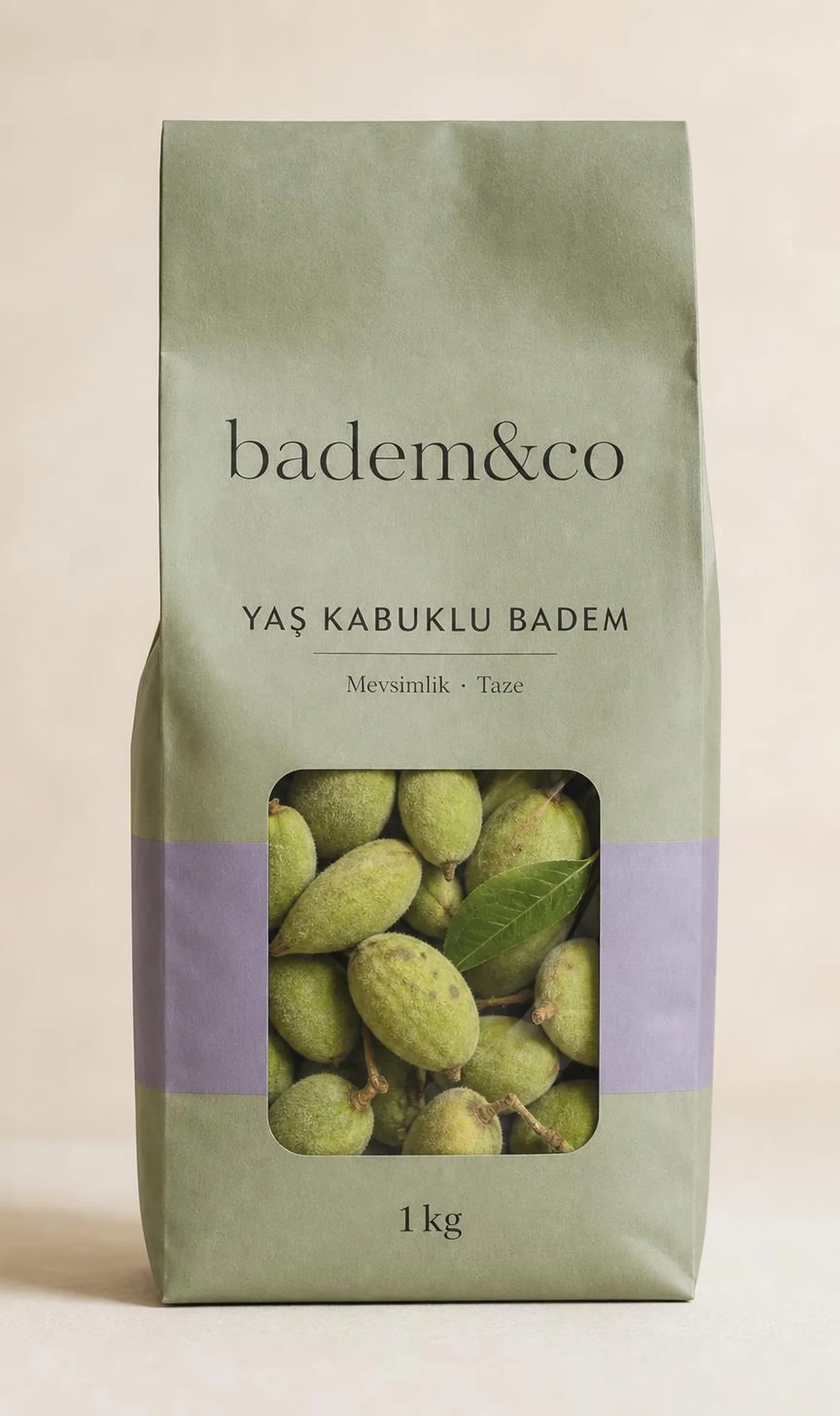 Nonpareil İnce Kabuklu Badem 1 kg file destekli kraft torba paketinin ön yüzü: "badem&co" logosu, "KABUKLU BADEM" ürün adı, "Uzunköprü · Trakya" tanımı ve 1 kg gramaj etiketi ve bahçe parsel bilgisi